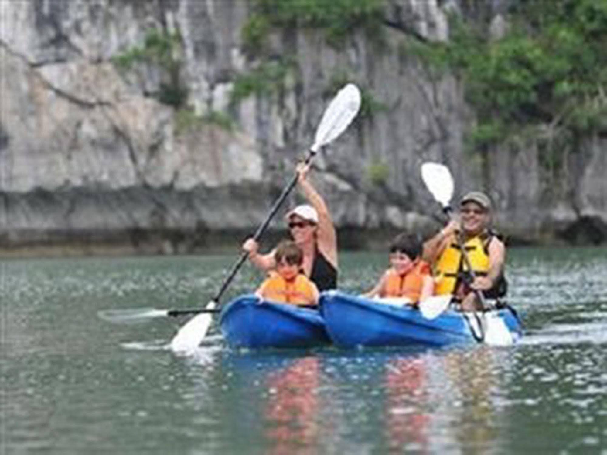 Hotel The Au Co Cruise - Managed By Bhaya Cruise Hạ Long Exterior foto